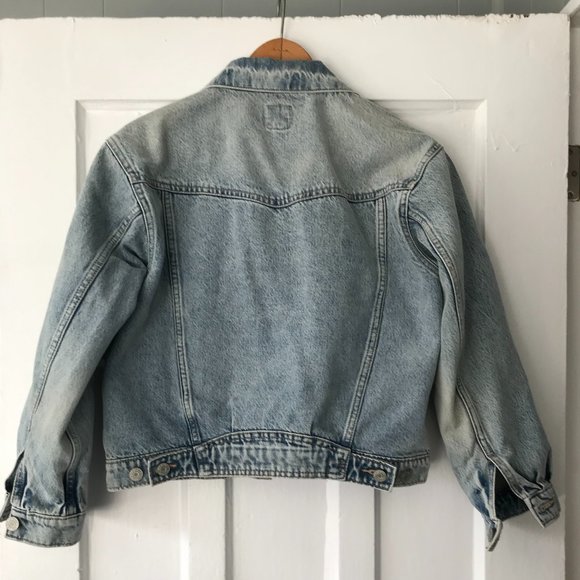 Light Dirty Wash Gap Icon Women's Denim Jacket NWOT - Picture 2 of 2